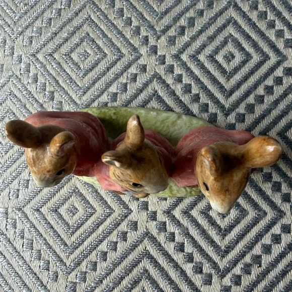 Vintage Ceramic Beatrix Potter Three Bunny Figurine Flopsy, Mopsy, cottontail - Picture 4 of 5